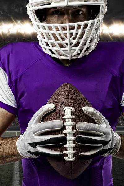 Joueur de football avec un uniforme violet — Photo