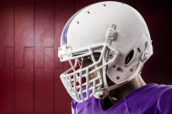 Jogador de futebol com um uniforme roxo — Fotografia de Stock