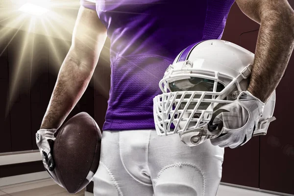 Giocatore di calcio con un'uniforme viola — Foto Stock