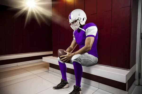 Voetballer met een paarse uniform — Stockfoto