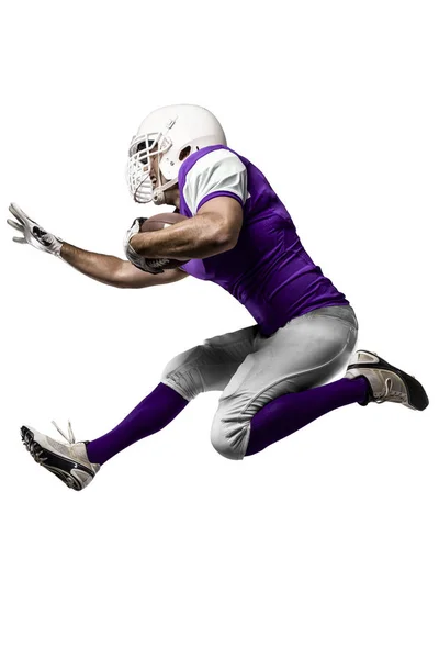 Fotbollsspelare med en lila uniform — Stockfoto