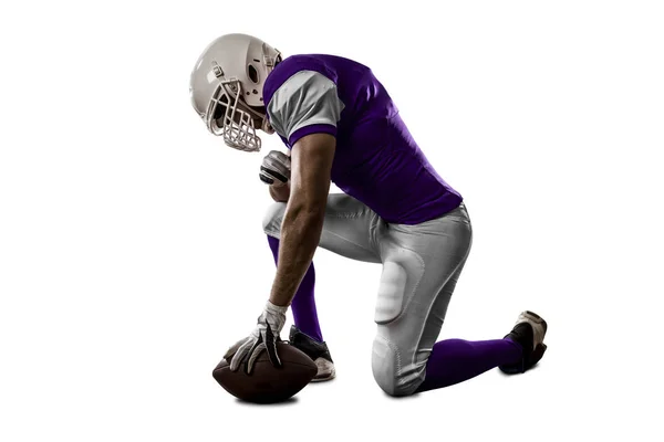 Футболист в фиолетовой форме — стоковое фото