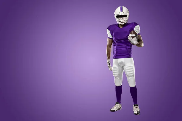 Joueur de football avec un uniforme violet — Photo