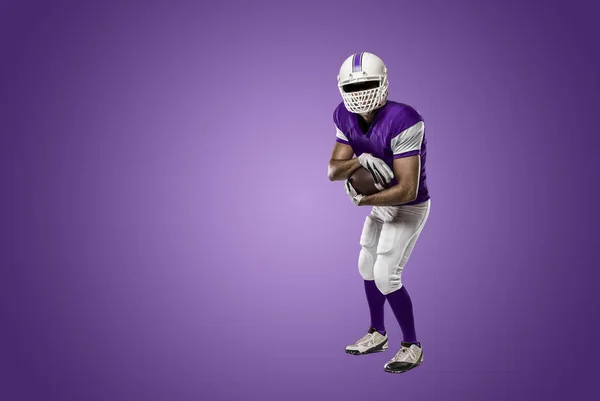 Giocatore di calcio con un'uniforme viola — Foto Stock