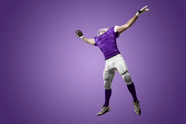 Joueur de football avec un uniforme violet — Photo