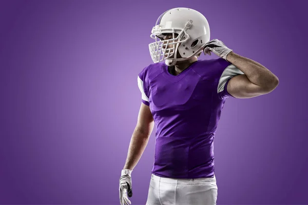 Jogador de futebol com um uniforme roxo — Fotografia de Stock