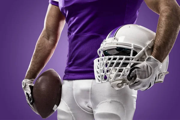 Jogador de futebol com um uniforme roxo — Fotografia de Stock