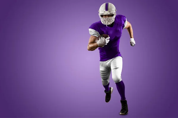 Giocatore di calcio con un'uniforme viola — Foto Stock