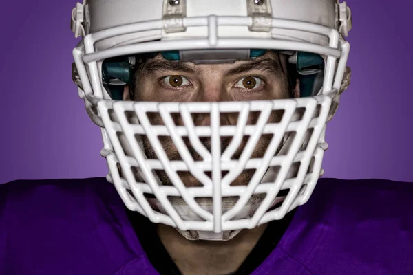 Fußballspieler in lila Uniform — Stockfoto
