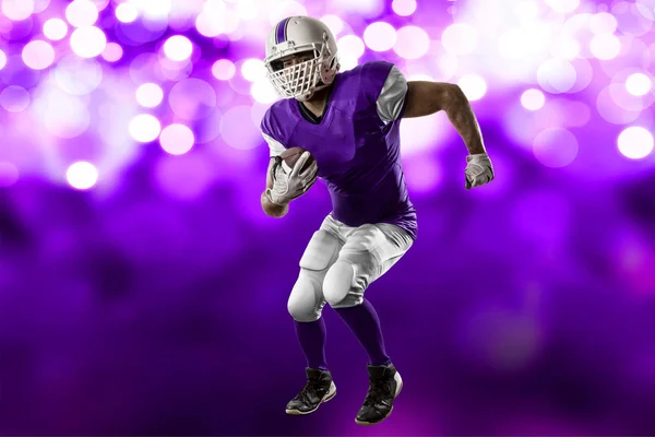 Giocatore di calcio con un'uniforme viola — Foto Stock