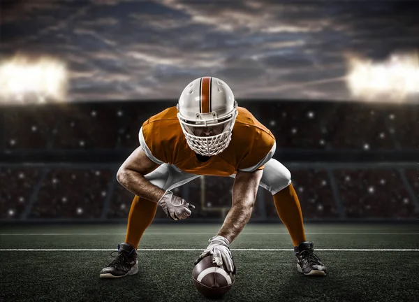 オレンジ色の制服のフットボール選手 — ストック写真