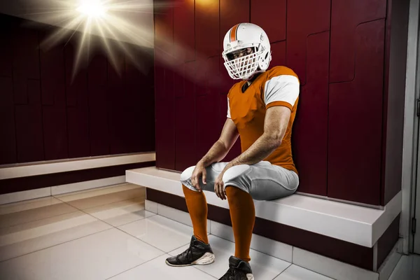 Футболист в оранжевой форме — стоковое фото