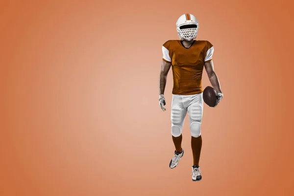 Fußballspieler mit orangefarbener Uniform — Stockfoto