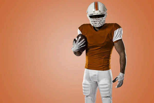 Fußballspieler mit orangefarbener Uniform — Stockfoto