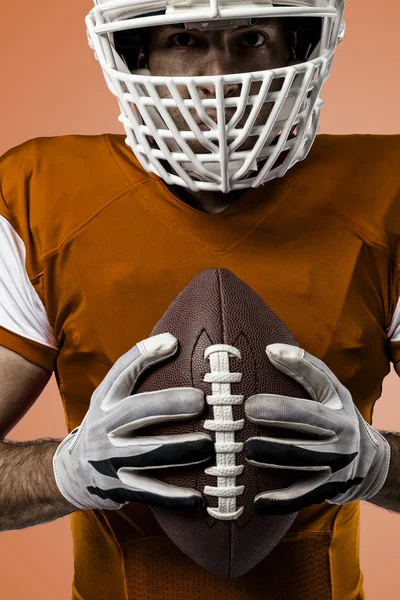 Jogador de futebol com um uniforme laranja — Fotografia de Stock