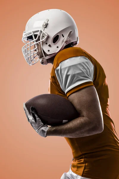 Jogador de futebol com um uniforme laranja — Fotografia de Stock