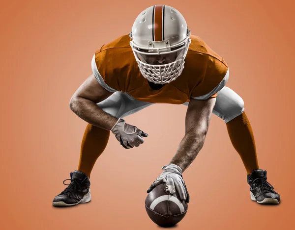 Jogador de futebol com um uniforme laranja — Fotografia de Stock