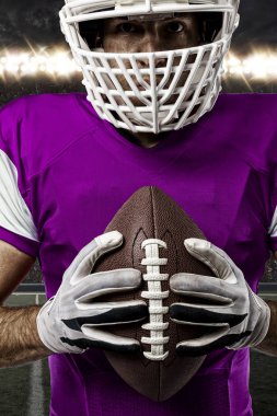 Futbolcu pembe üniforma ile