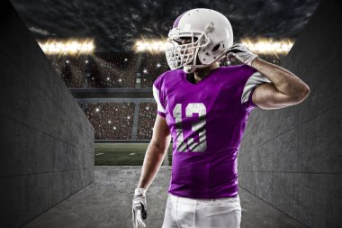 Futbolcu pembe üniforma ile