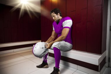 Futbolcu pembe üniforma ile