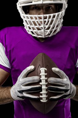 Futbolcu pembe üniforma ile