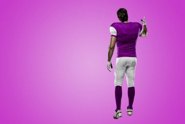 Futbolcu pembe üniforma ile