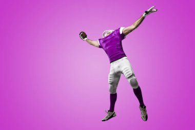 Futbolcu pembe üniforma ile