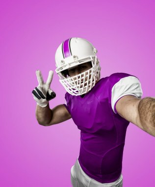 Futbolcu pembe üniforma ile