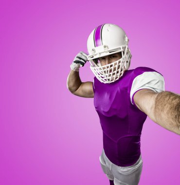 Futbolcu pembe üniforma ile