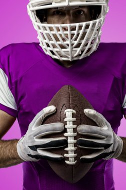 Futbolcu pembe üniforma ile