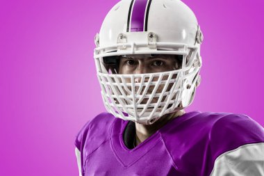 Futbolcu pembe üniforma ile