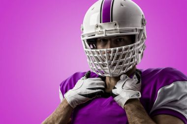 Futbolcu pembe üniforma ile