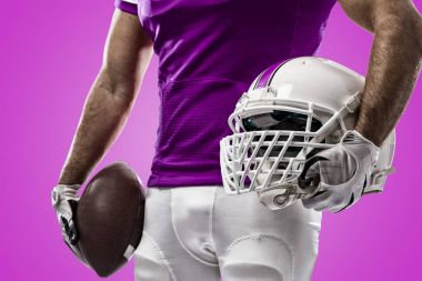 Futbolcu pembe üniforma ile