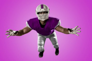 Futbolcu pembe üniforma ile