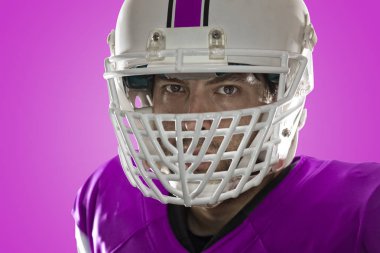 Futbolcu pembe üniforma ile