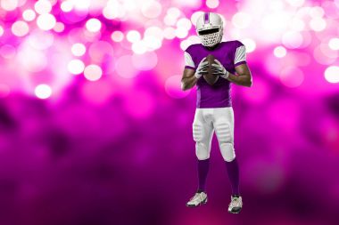 Futbolcu pembe üniforma ile