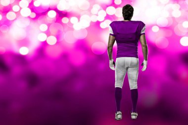 Futbolcu pembe üniforma ile