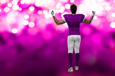 Futbolcu pembe üniforma ile