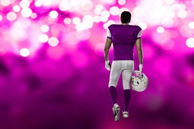 Futbolcu pembe üniforma ile