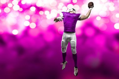 Futbolcu pembe üniforma ile