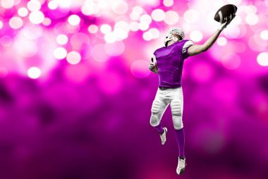 Futbolcu pembe üniforma ile