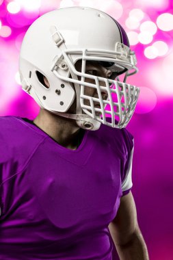 Futbolcu pembe üniforma ile