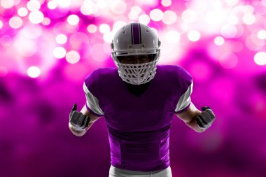 Futbolcu pembe üniforma ile