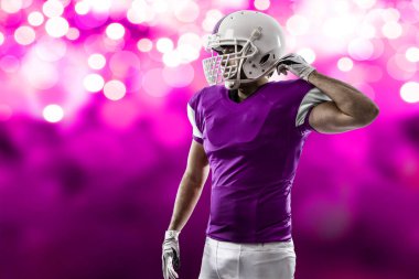 Futbolcu pembe üniforma ile