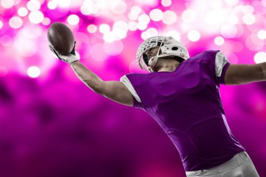 Futbolcu pembe üniforma ile