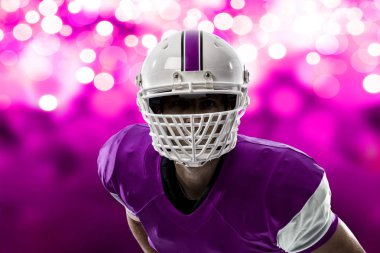 Futbolcu pembe üniforma ile