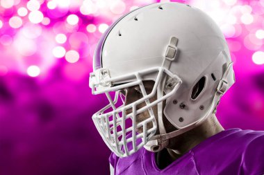 Futbolcu pembe üniforma ile