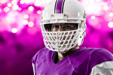 Futbolcu pembe üniforma ile