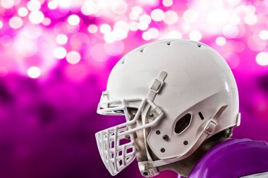 Futbolcu pembe üniforma ile