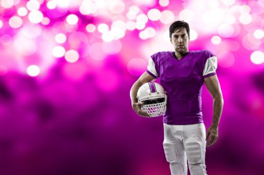 Futbolcu pembe üniforma ile